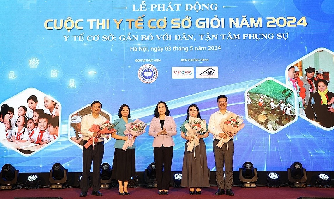 Bộ trưởng Đào Hồng Lan: Y tế cơ sở là 'lá chắn' tuyến đầu tận tâm phụng sự nhân dân Bộ trưởng Đào Hồng Lan: Y tế cơ sở là 'lá chắn' tuyến đầu tận tâm phụng sự nhân dân