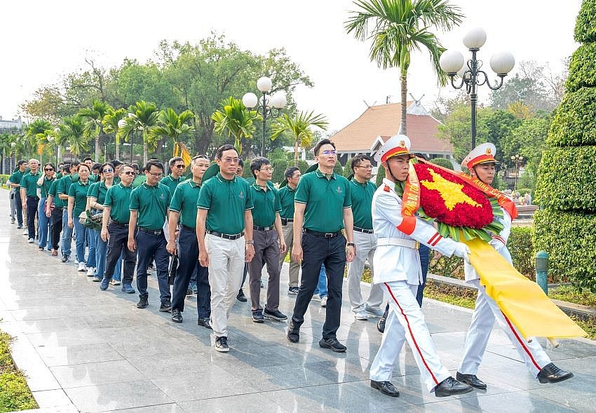 Đoàn cán bộ về nguồn đến viếng Nghĩa trang liệt sĩ A1 Đoàn cán bộ về nguồn đến viếng Nghĩa trang liệt sĩ A1