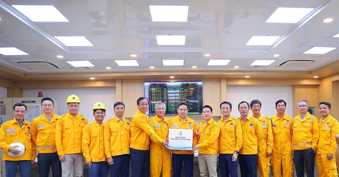 Lãnh đạo PV GAS chúc mừng và động viên tinh thần làm việc của người lao động trực tiếp trên các công trình khí trong dịp lễ Lãnh đạo PV GAS chúc mừng và động viên tinh thần làm việc của người lao động trực tiếp trên các công trình khí trong dịp lễ