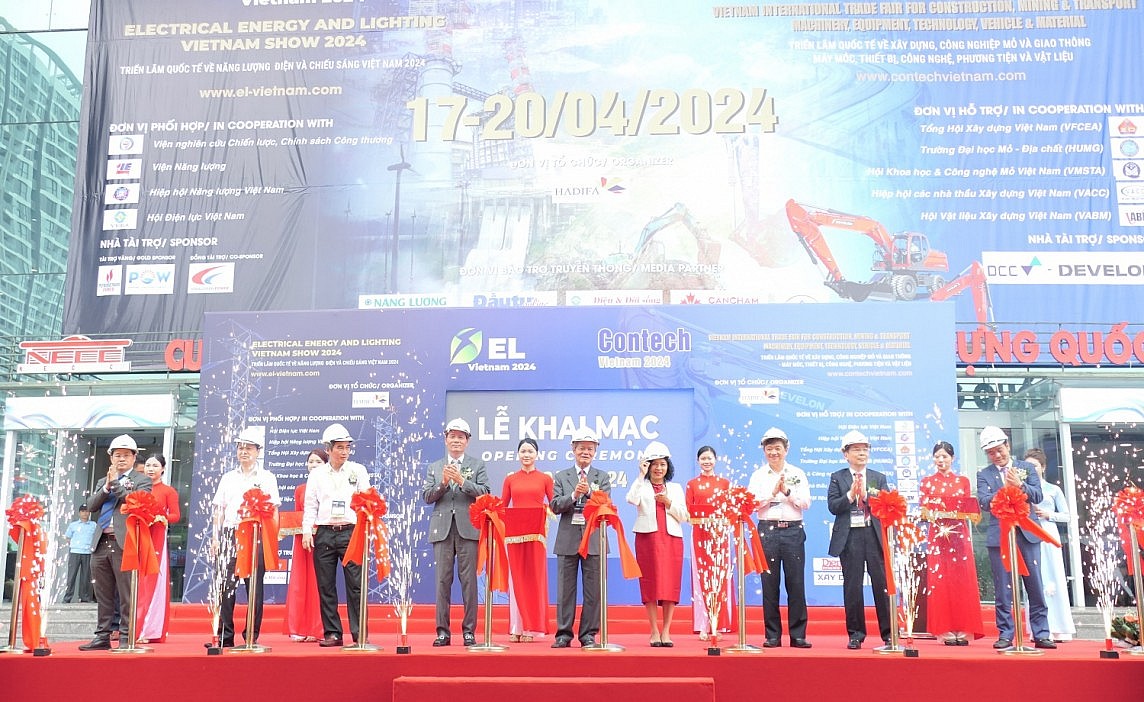 Các đại biểu thực hiện nghi thức cắt băng khai mạc triển lãm. Các đại biểu thực hiện nghi thức cắt băng khai mạc triển lãm.