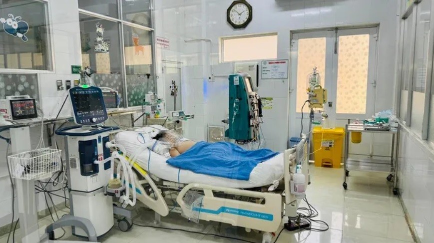 Bệnh nhi bị ngộ độc nặng nhất sau khi ăn bánh mì đã được chuyển đến Bệnh viện Nhi đồng 1 trong ngày 4/5. Ảnh: H.A Bệnh nhi bị ngộ độc nặng nhất sau khi ăn bánh mì đã được chuyển đến Bệnh viện Nhi đồng 1 trong ngày 4/5. Ảnh: H.A