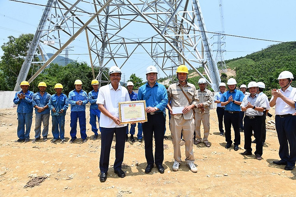 Khen thưởng kịp thời các đơn vị có thành tích tham gia đường dây 500kV mạch 3 Khen thưởng kịp thời các đơn vị có thành tích tham gia đường dây 500kV mạch 3