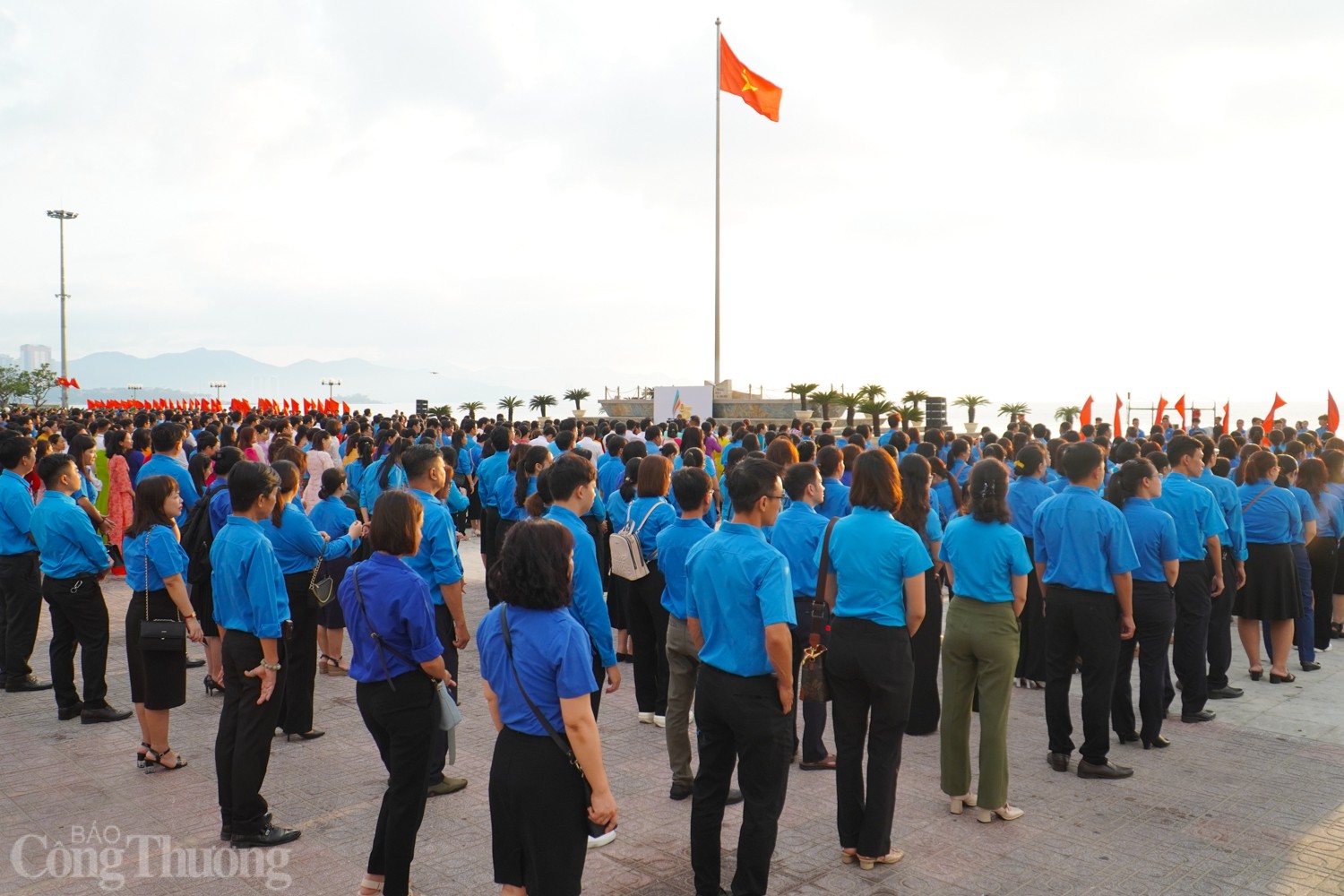 Khánh Hoà: Gần 1.500 người dự lễ chào cờ và phát động Tháng công nhân Khánh Hoà: Gần 1.500 người dự lễ chào cờ và phát động Tháng công nhân