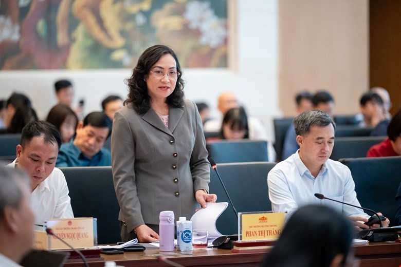 Thứ trưởng Bộ Công Thương Phan Thị Thắng phát biểu tại phiên giải trình ngày 4/5 Thứ trưởng Bộ Công Thương Phan Thị Thắng phát biểu tại phiên giải trình ngày 4/5