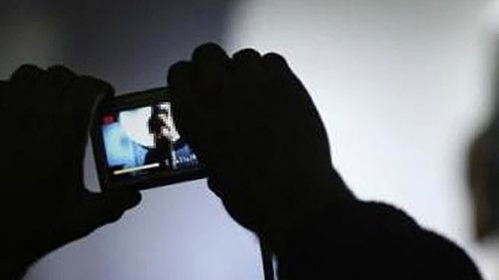 Lan truyền clip nhạy cảm trên mạng xã hộị: Xin đừng vô cảm Lan truyền clip nhạy cảm trên mạng xã hộị: Xin đừng vô cảm