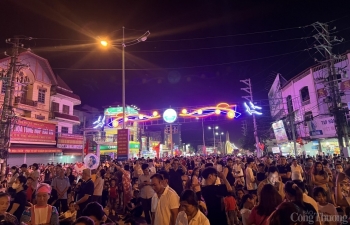 Biển người nô nức đón xem Chương trình nghệ thuật đặc biệt “Điện Biên Phủ - Mốc vàng lịch sử”