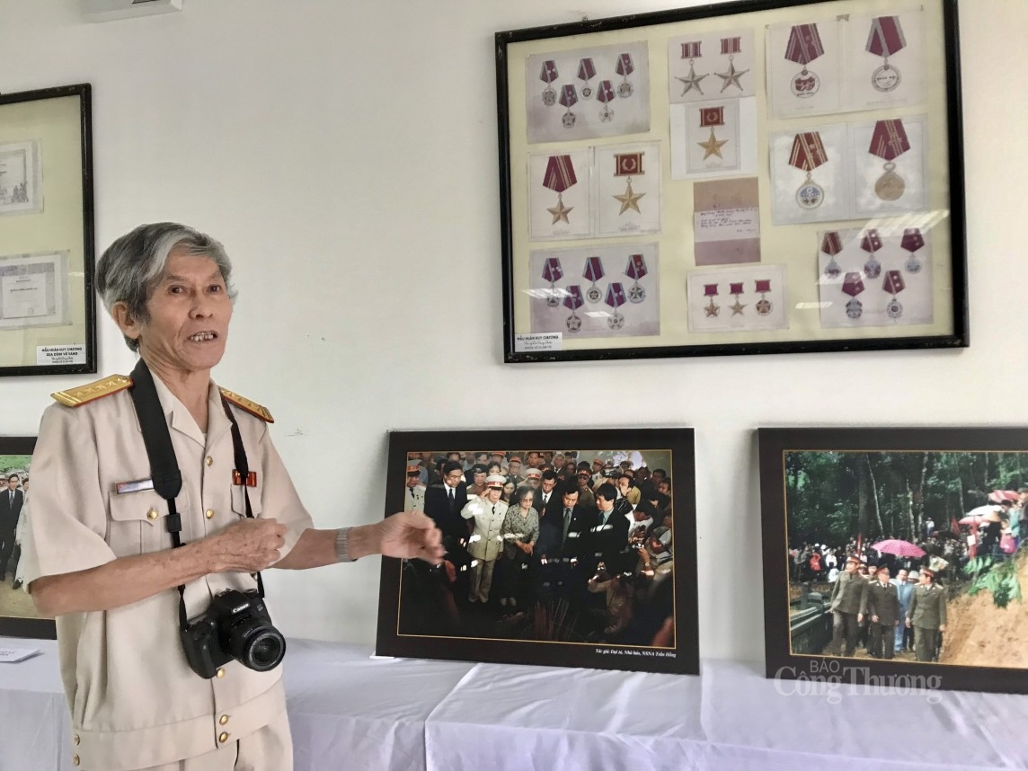 Đại tá Trần Hồng kể chuyện “săn” khoảnh khắc bình dị của Đại tướng Võ Nguyên Giáp Đại tá Trần Hồng kể chuyện “săn” khoảnh khắc bình dị của Đại tướng Võ Nguyên Giáp