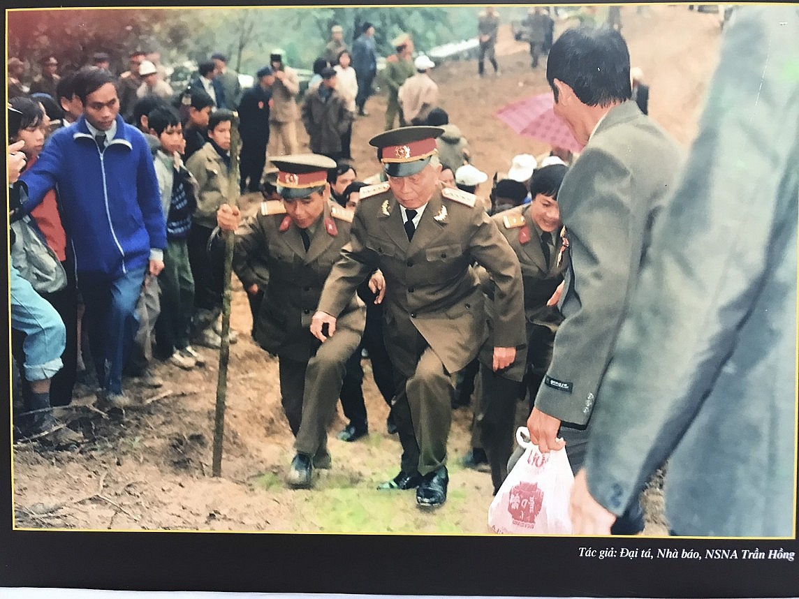 Đại tá Trần Hồng kể chuyện “săn” khoảnh khắc bình dị của Đại tướng Võ Nguyên Giáp Đại tá Trần Hồng kể chuyện “săn” khoảnh khắc bình dị của Đại tướng Võ Nguyên Giáp