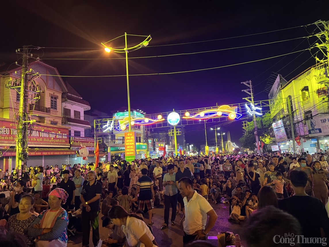 Biển người nô nức đón xem Chương trình nghệ thuật đặc biệt “Điện Biên Phủ - Mốc vàng lịch sử”