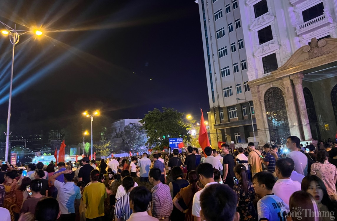 Biển người nô nức đón xem Chương trình nghệ thuật đặc biệt “Điện Biên Phủ - Mốc vàng lịch sử”