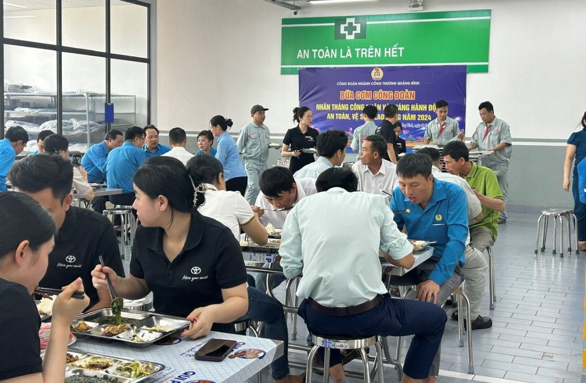 các đại biểu cùng CNLĐ dự “Bữa cơm Công đoàn” các đại biểu cùng CNLĐ dự “Bữa cơm Công đoàn”