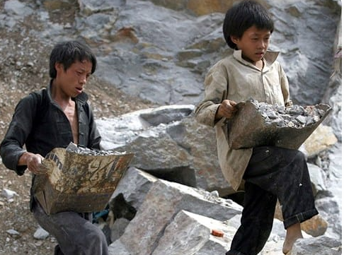 Còn nhiều lao động trẻ em phải làm công việc nặng nhọc Còn nhiều lao động trẻ em phải làm công việc nặng nhọc