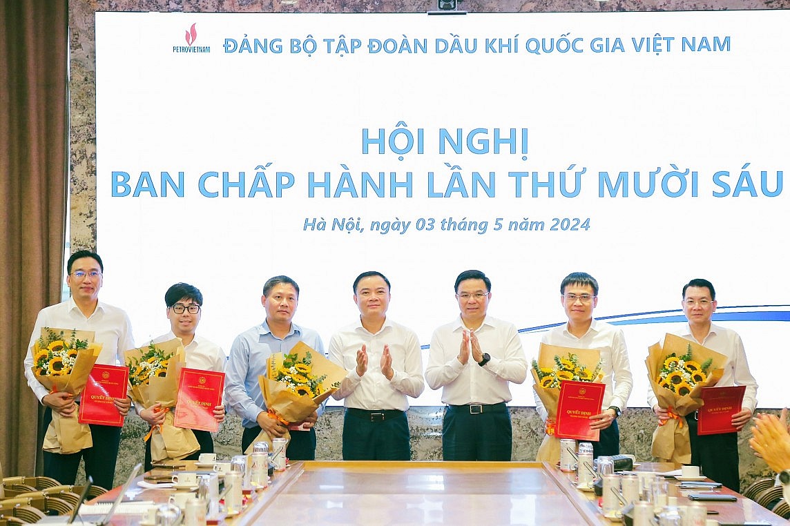 Lãnh đạo Đảng ủy Petrovietnam trao quyết định cho các đồng chí tham gia Ban Chấp hành Lãnh đạo Đảng ủy Petrovietnam trao quyết định cho các đồng chí tham gia Ban Chấp hành