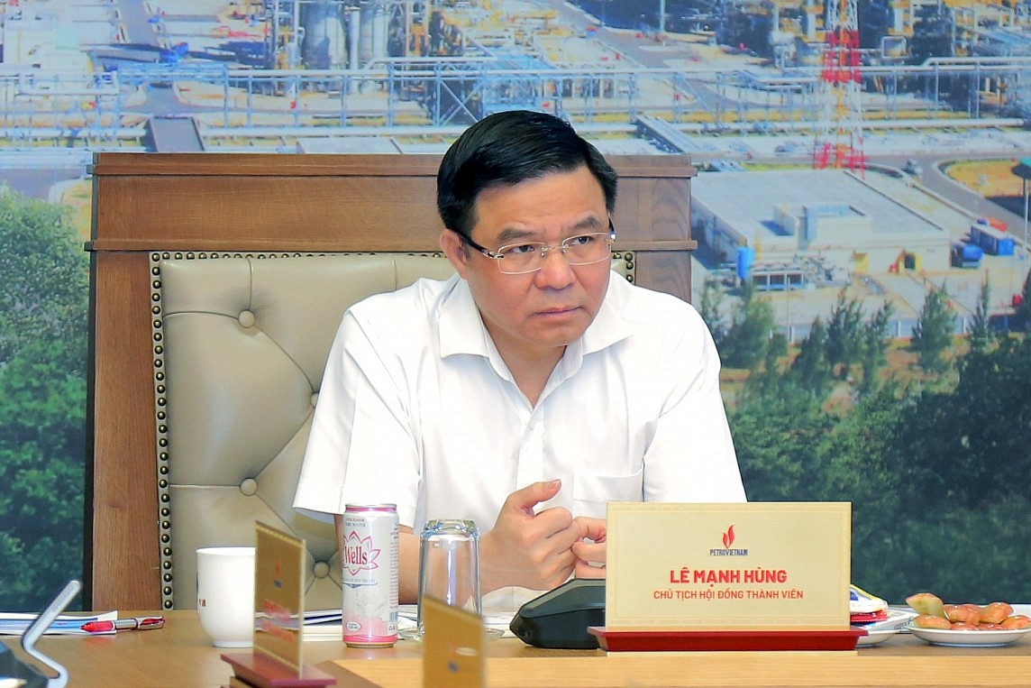 Chủ tịch HĐTV Petrovietnam Lê Mạnh Hùng kết luận cuộc họp. Chủ tịch HĐTV Petrovietnam Lê Mạnh Hùng kết luận cuộc họp.