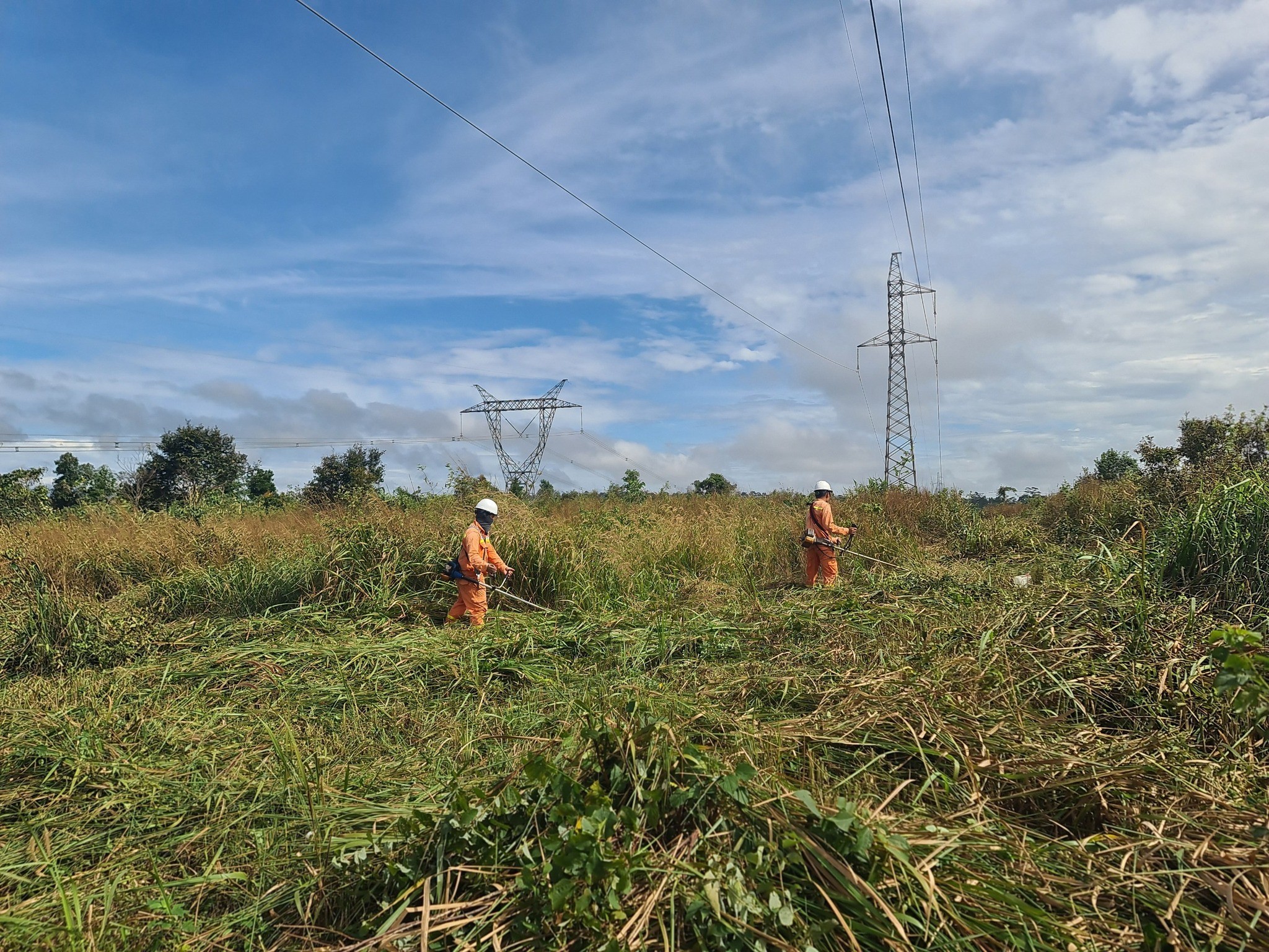 Bài 1: Căng mình đảm bảo vận hành an toàn lưới điện truyền tải Bài 1: Căng mình đảm bảo vận hành an toàn lưới điện truyền tải
