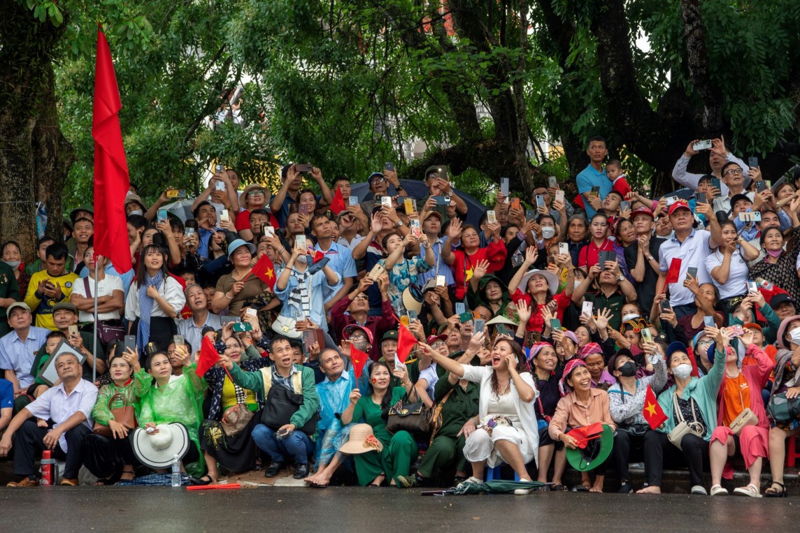 Niềm hân hoan, tự hào của người Việt khi thấy xe VinFast dẫn đoàn bắt đầu tiến vào Lễ đài.