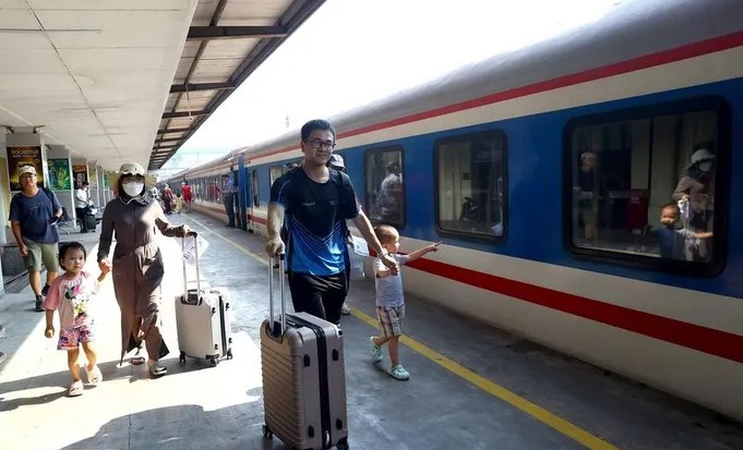 Đường săt tăng nhiều tàu dịp hè 2024. Ảnh TTXVN Đường săt tăng nhiều tàu dịp hè 2024. Ảnh TTXVN
