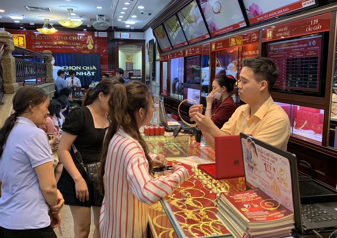 Giá vàng tăng không ngừng nghỉ, dự báo cán mốc 100 triệu đồng/lượng