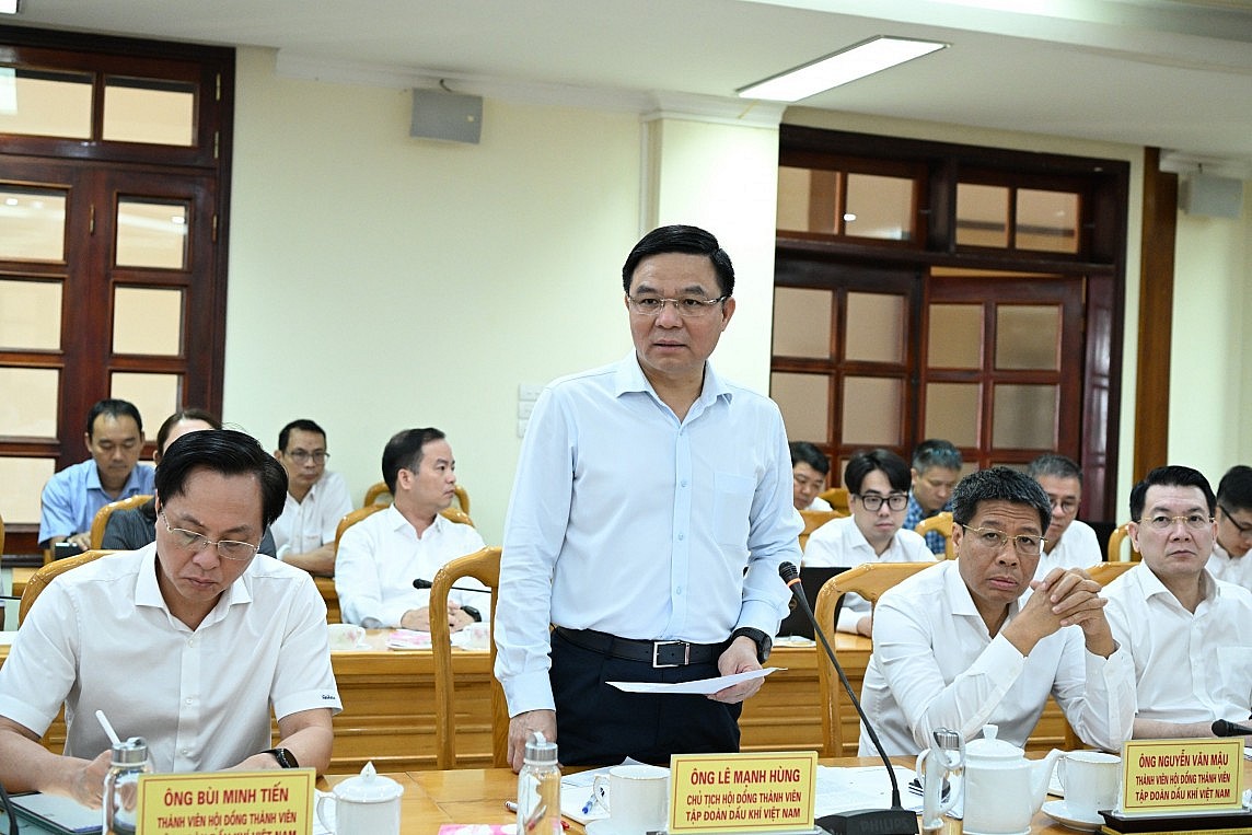 Chủ tịch HĐTV Petrovietnam Lê Mạnh Hùng phát biểu tại cuộc họp