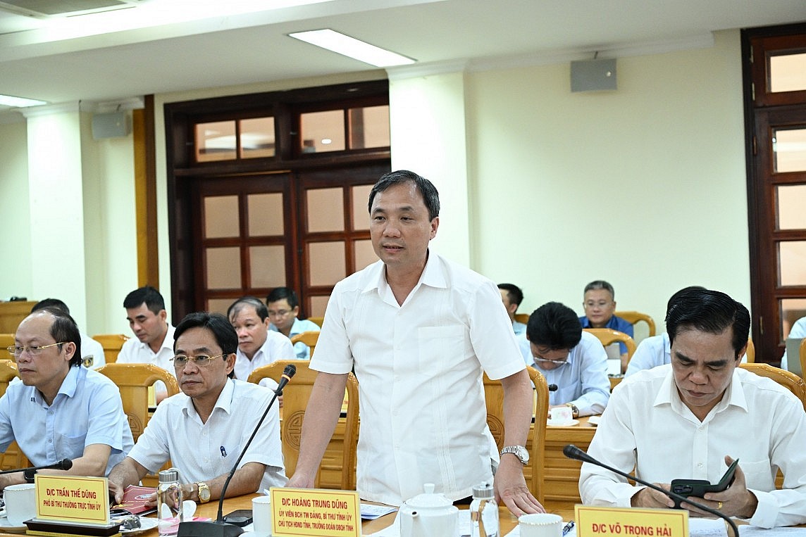 Đồng chí Hoàng Trung Dũng - Bí thư Tỉnh ủy, Chủ tịch HĐND chúc mừng kết quả phát triển của Petrovietnam