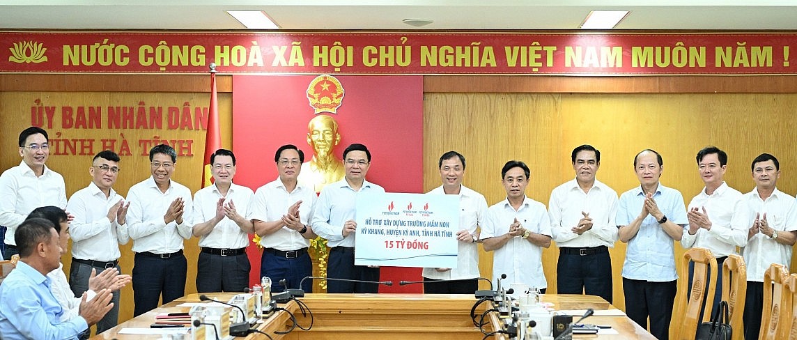 Petrovietnam, PV GAS và PV POWER đã trao tặng 15 tỷ đồng hỗ trợ ASXH