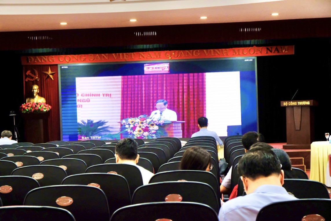 Xây dựng đội ngũ doanh nhân Việt Nam phát triển mạnh mẽ cùng đất nước Xây dựng đội ngũ doanh nhân Việt Nam phát triển mạnh mẽ cùng đất nước