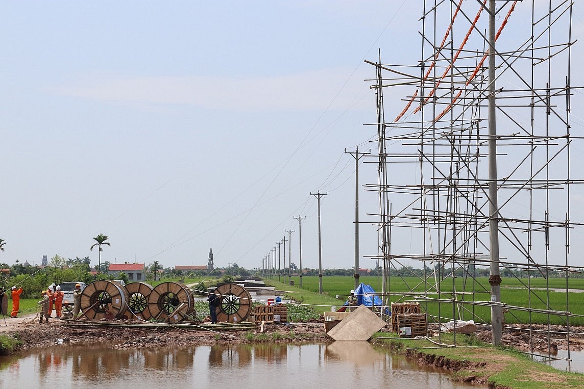 Đường dây 500kV mạch 3 NĐNĐ Nam Định I – Thanh Hoá bắt đầu kéo dây Đường dây 500kV mạch 3 NĐNĐ Nam Định I – Thanh Hoá bắt đầu kéo dây