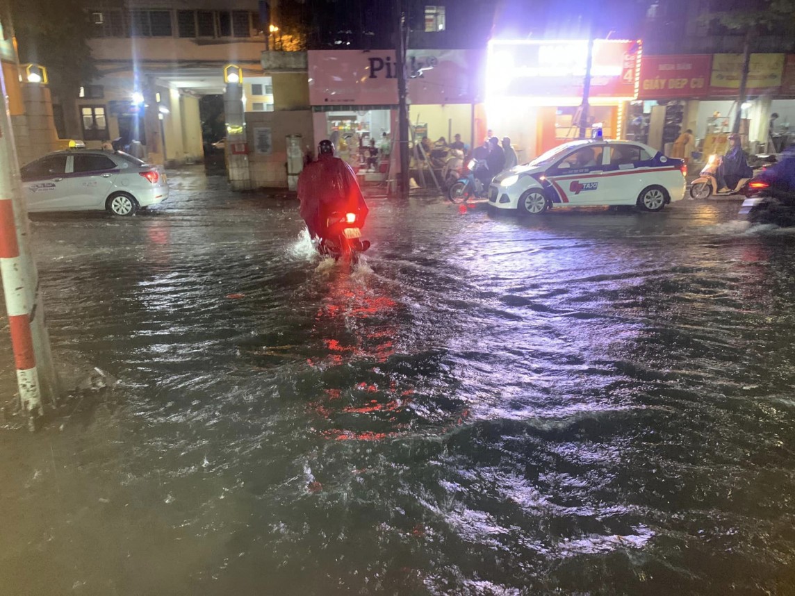 Hà Nội: Nhiều tuyến đường biến thành sông sau cơn mưa lớn kéo dài