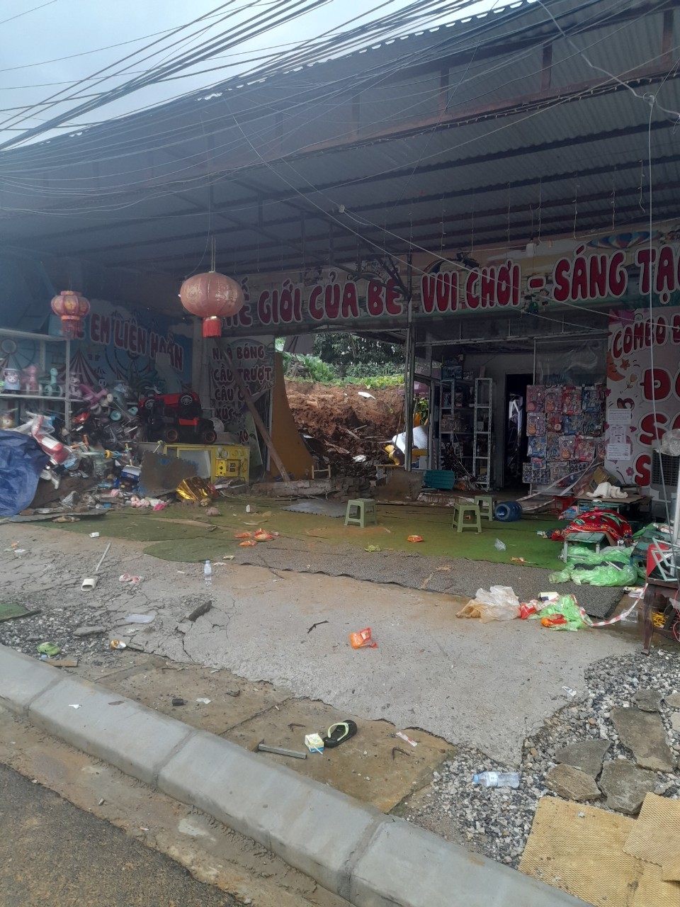 Lãnh đạo xã Ba Trại nói gì về trách nhiệm liên quan khu vui chơi sạt lở khiến 3 em nhỏ tử vong? Lãnh đạo xã Ba Trại nói gì về trách nhiệm liên quan khu vui chơi sạt lở khiến 3 em nhỏ tử vong?