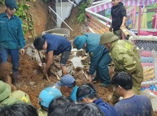 Lãnh đạo xã Ba Trại nói gì về trách nhiệm liên quan khu vui chơi sạt lở khiến 3 em nhỏ tử vong? Lãnh đạo xã Ba Trại nói gì về trách nhiệm liên quan khu vui chơi sạt lở khiến 3 em nhỏ tử vong?