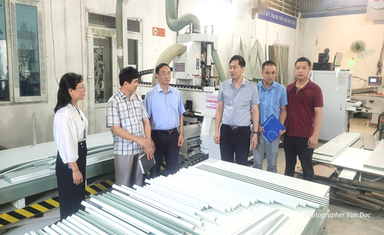 đề án Hỗ trợ ứng dụng máy móc thiết bị tiên tiến trong sản xuất đồ gỗ nội thất” tại Công ty TNHH Xây dựng Thương mại và Dịch vụ Đức Huy. Ảnh Văn Đốc đề án Hỗ trợ ứng dụng máy móc thiết bị tiên tiến trong sản xuất đồ gỗ nội thất” tại Công ty TNHH Xây dựng Thương mại và Dịch vụ Đức Huy. Ảnh Văn Đốc