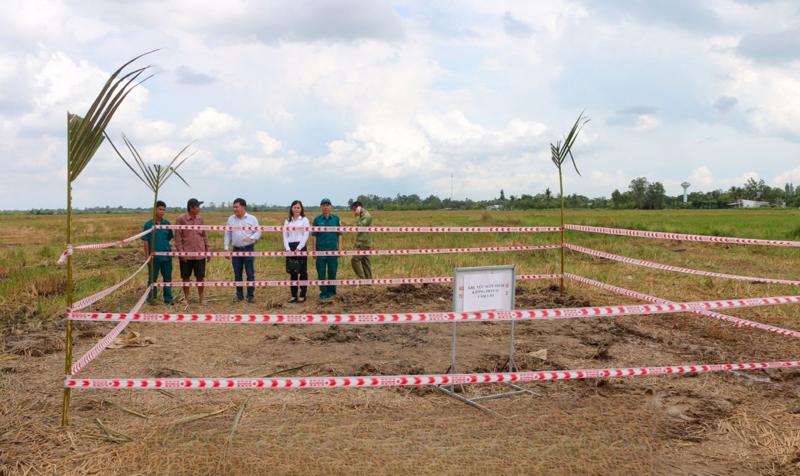 Khu vực hố đã được lập hàng rào, cảnh báo người dân đến gần để tránh nguy hiểm (Ảnh: Báo Sóc Trăng). Khu vực hố đã được lập hàng rào, cảnh báo người dân đến gần để tránh nguy hiểm (Ảnh: Báo Sóc Trăng).
