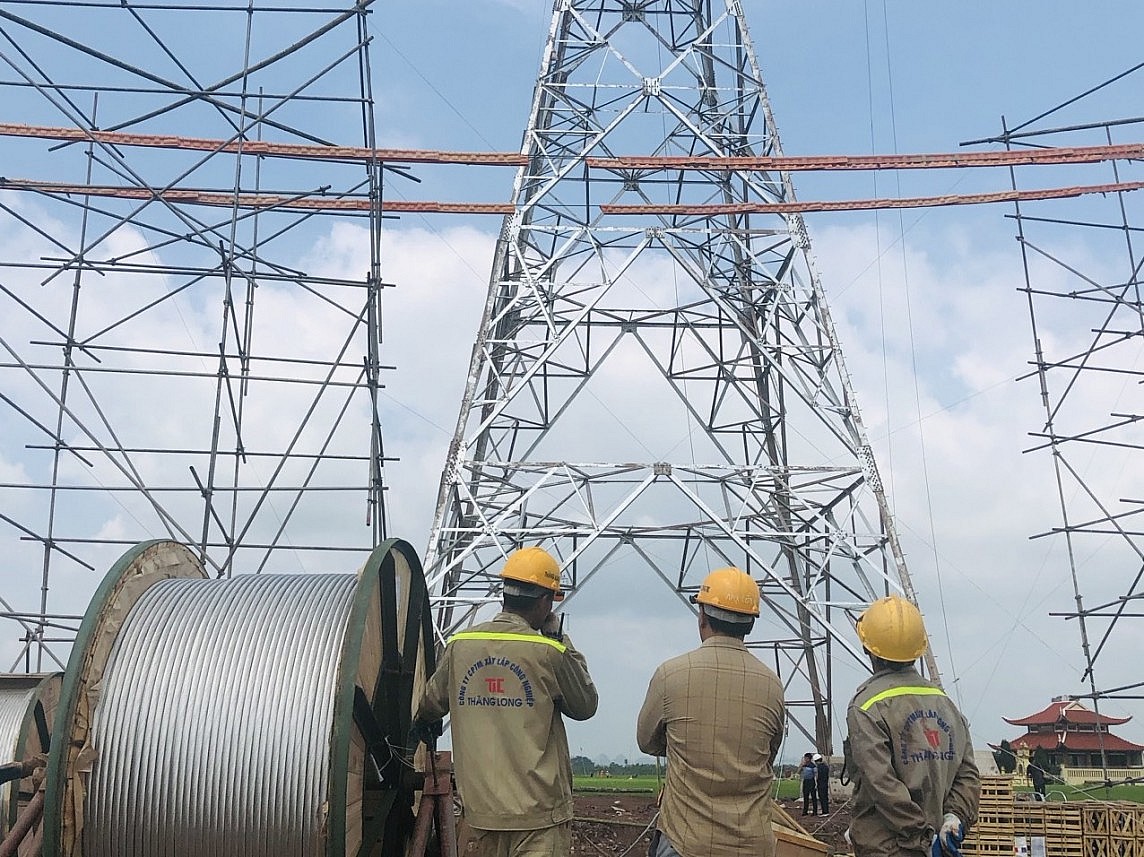 Kéo dây dẫn dự án đường dây 500kV mạch 3 được thực hiện như thế nào? Kéo dây dẫn dự án đường dây 500kV mạch 3 được thực hiện như thế nào?