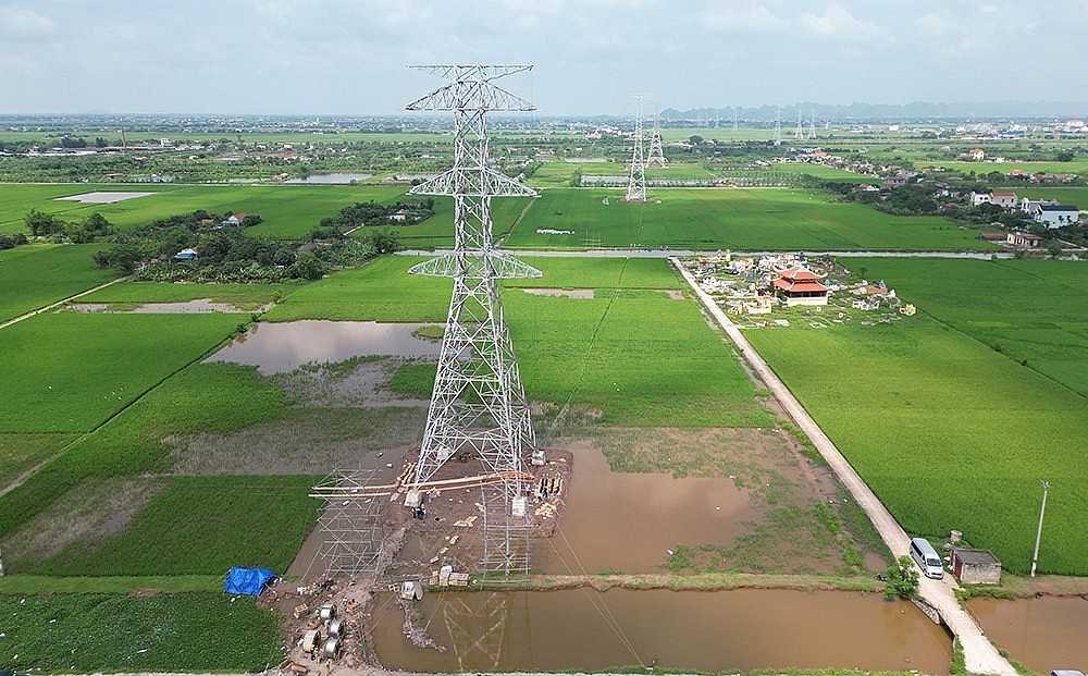 Kéo dây dẫn dự án đường dây 500kV mạch 3 được thực hiện như thế nào? Kéo dây dẫn dự án đường dây 500kV mạch 3 được thực hiện như thế nào?