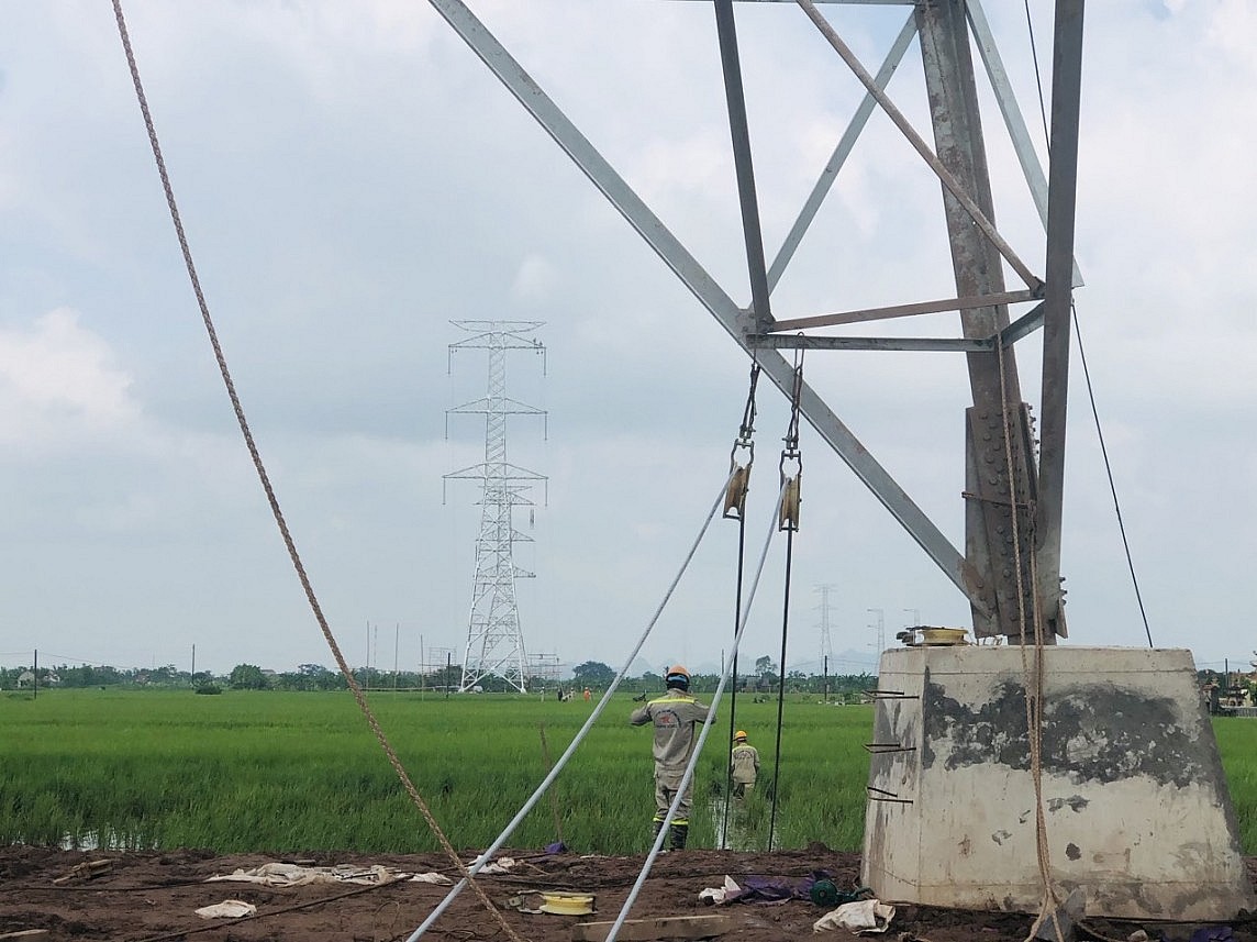 Kéo dây dẫn dự án đường dây 500kV mạch 3 được thực hiện như thế nào? Kéo dây dẫn dự án đường dây 500kV mạch 3 được thực hiện như thế nào?