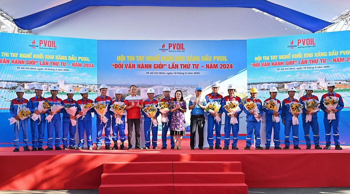 Bà Nghiêm Thùy Lan – Chủ tịch Công đoàn Dầu khí Việt Nam, ông Cao Hoài Dương – Chủ tịch HĐQT PVOIL và ông Đoàn Văn Nhuộm – Tổng Giám đốc PVOIL tặng hoa cho 16 đội thi