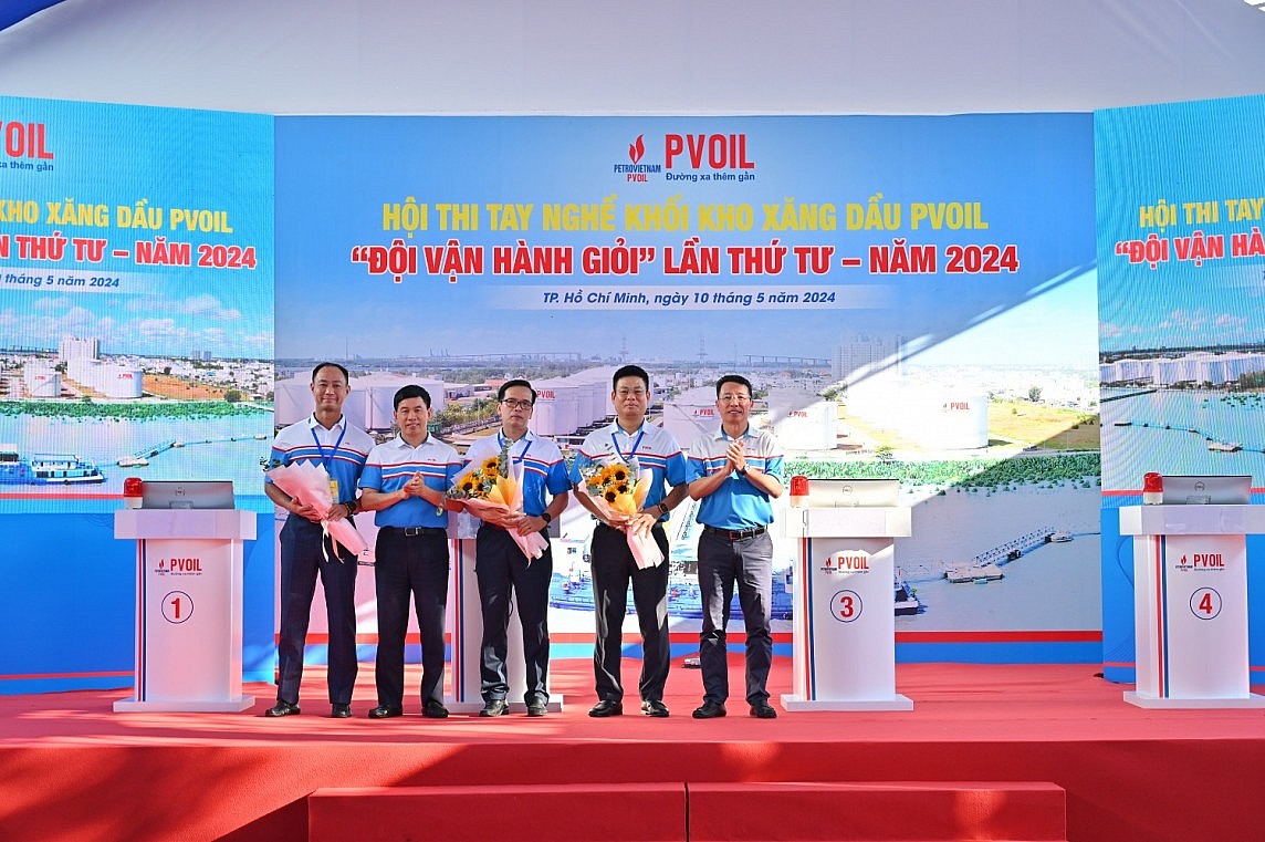 Lãnh đạo PVOIL tặng hoa cho Ban Giám khảo Hội thi