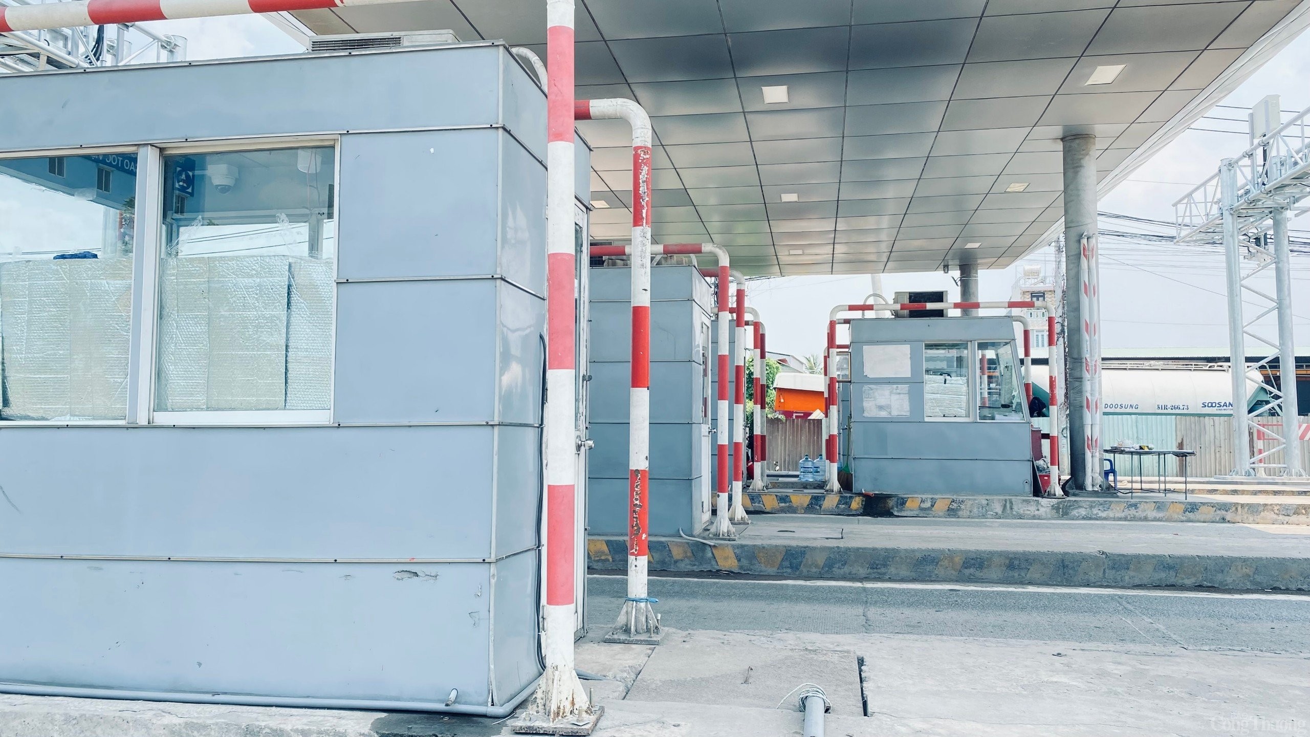 TP. Hồ Chí Minh: Cận cảnh trạm BOT Phú Hữu đặt trên con đường độc đạo, khiến người dân phản đối TP. Hồ Chí Minh: Cận cảnh trạm BOT Phú Hữu đặt trên con đường độc đạo, khiến người dân phản đối