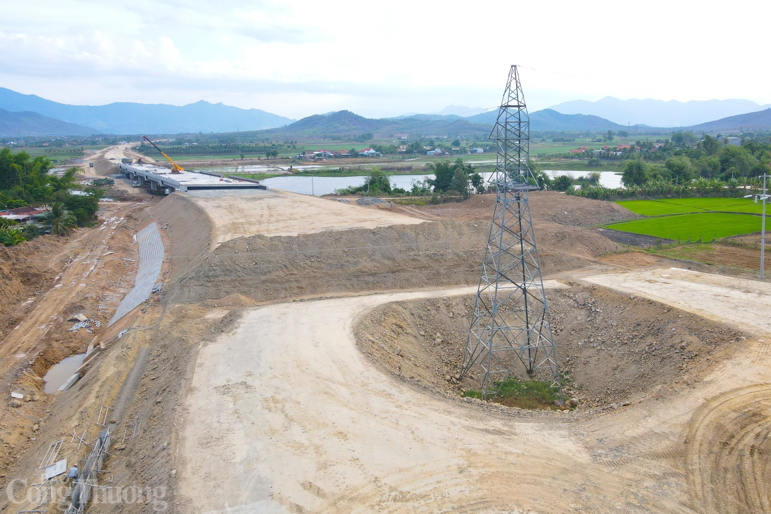 Di dời cột điện cao thế phục vụ thi công cao tốc Bắc - Nam phía Đông Di dời cột điện cao thế phục vụ thi công cao tốc Bắc - Nam phía Đông