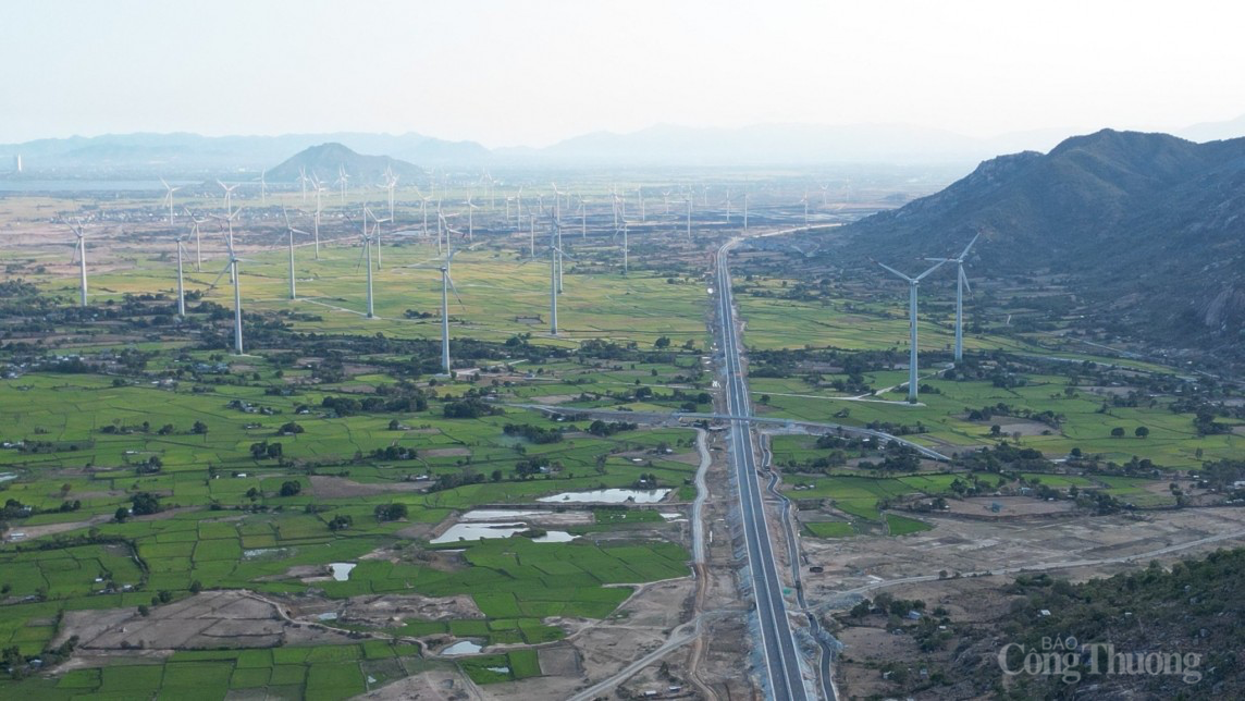 Lâm Đồng: Tập đoàn Phương Trang đề xuất áp dụng cơ chế chia sẻ doanh thu đầu tư dự án cao tốc Bảo Lộc - Liên Khương Lâm Đồng: Tập đoàn Phương Trang đề xuất áp dụng cơ chế chia sẻ doanh thu đầu tư dự án cao tốc Bảo Lộc - Liên Khương