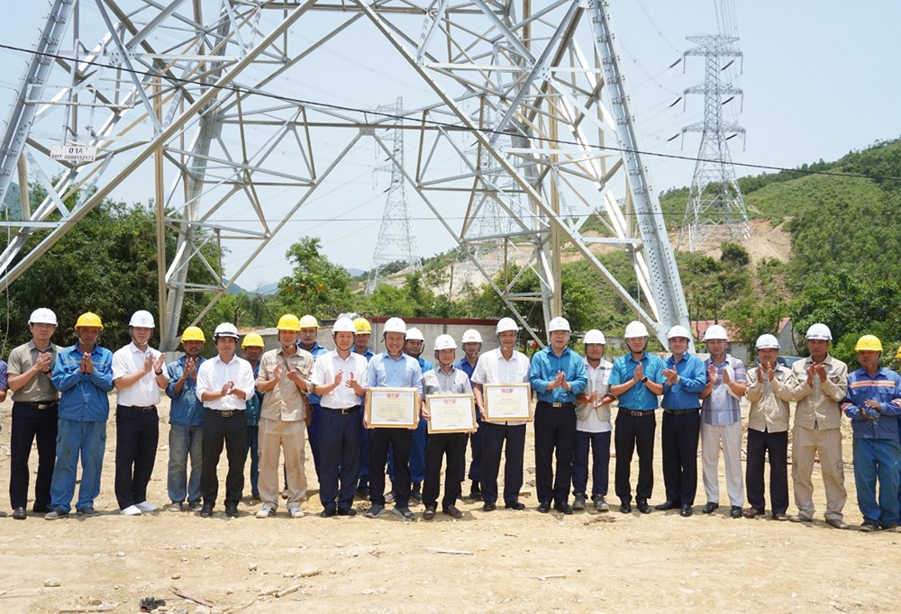 Lãnh đạo Công đoàn Điện lực Việt Nam, Công đoàn EVNNPT trao khen thưởng cho các đơn vị hoàn thành thi công kéo dây khoảng néo đầu tiên của dự án, tháng 5/2024