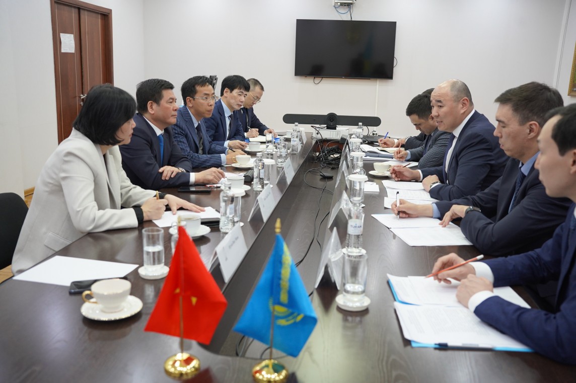 Chùm ảnh: Bộ trưởng Nguyễn Hồng Diên tiếp Bộ trưởng Bộ Công nghiệp và Xây dựng Kazakhstan