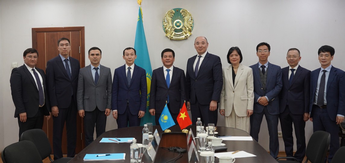 Chùm ảnh: Bộ trưởng Nguyễn Hồng Diên tiếp Bộ trưởng Bộ Công nghiệp và Xây dựng Kazakhstan