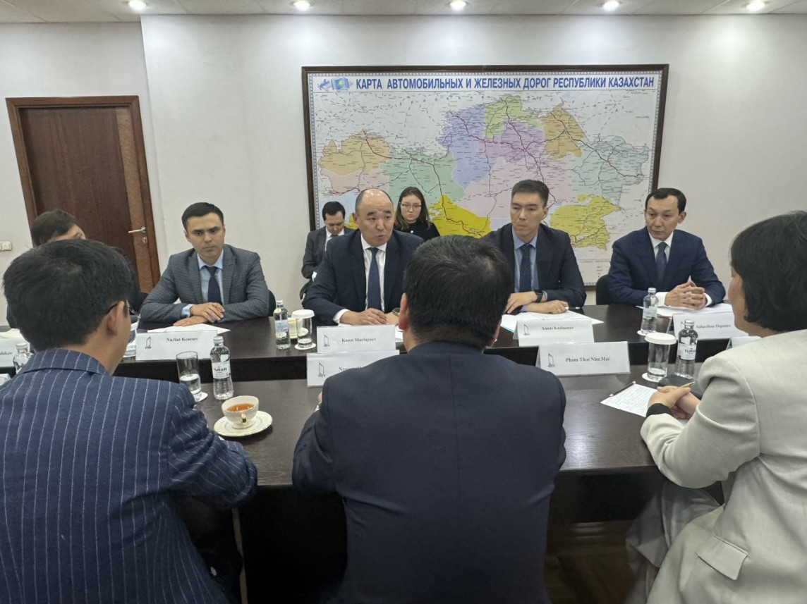 Chùm ảnh: Bộ trưởng Nguyễn Hồng Diên tiếp Bộ trưởng Bộ Công nghiệp và Xây dựng Kazakhstan