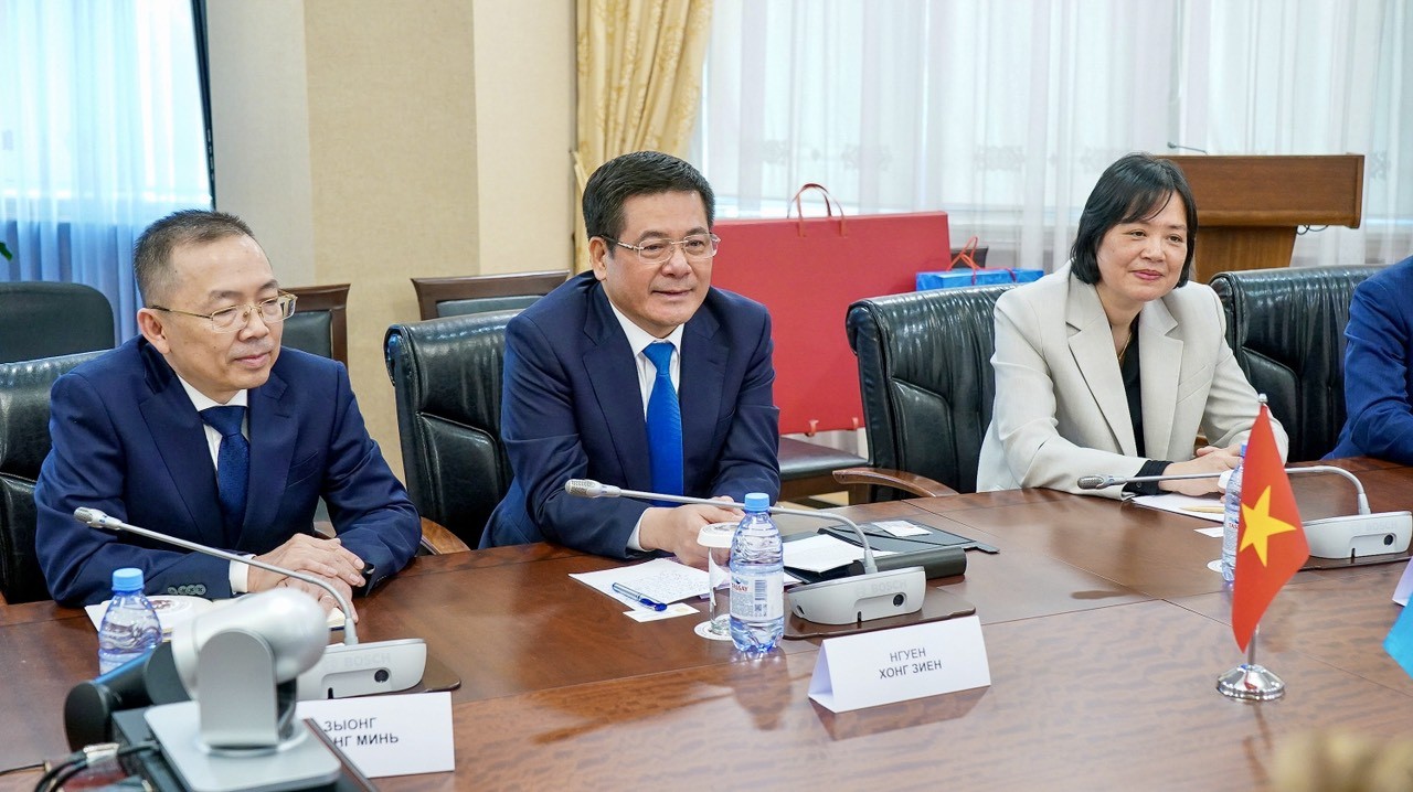 Chùm ảnh: Bộ trưởng Nguyễn Hồng Diên tiếp kiến Phó Thủ tướng Chính phủ Kazakhstan