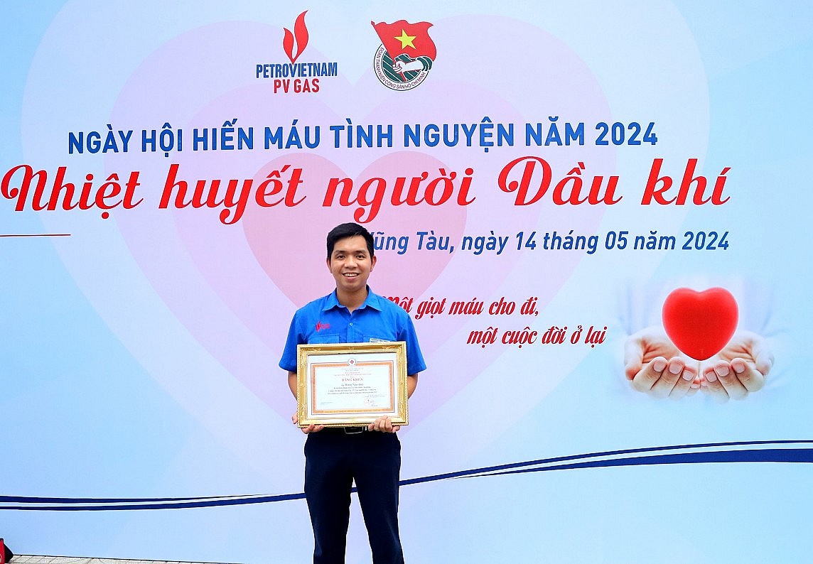 Anh Hoàng Ngọc Quý nhận bằng khen của Trung ương Hội Chữ thập đỏ Việt Nam Anh Hoàng Ngọc Quý nhận bằng khen của Trung ương Hội Chữ thập đỏ Việt Nam