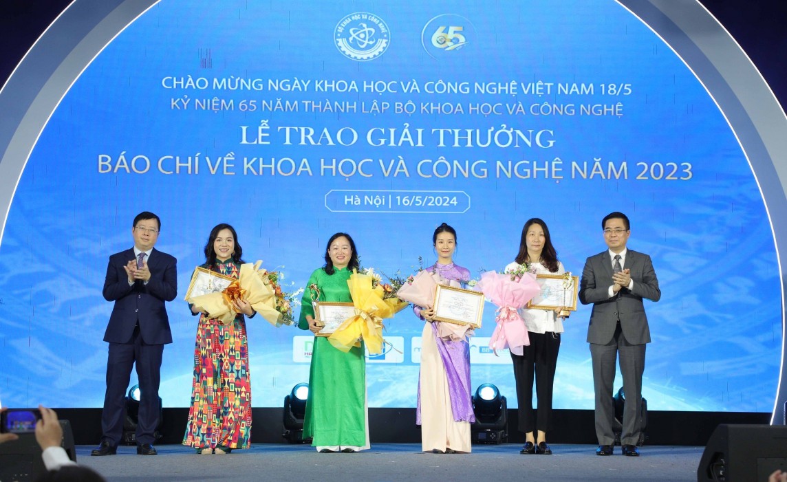 Đại diện các nhóm tác giải được trao Giải Nhất Giải thưởng báo chí khoa học và công nghệ năm 2023 Đại diện các nhóm tác giải được trao Giải Nhất Giải thưởng báo chí khoa học và công nghệ năm 2023