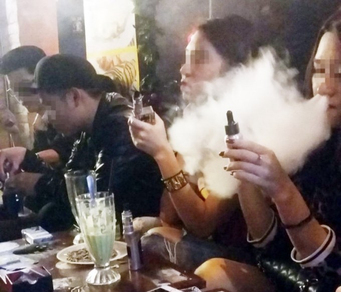 Thuốc lá điện tử ngày càng phổ biến trong giới trẻ . (Ảnh minh hoạt). Thuốc lá điện tử ngày càng phổ biến trong giới trẻ . (Ảnh minh hoạt).