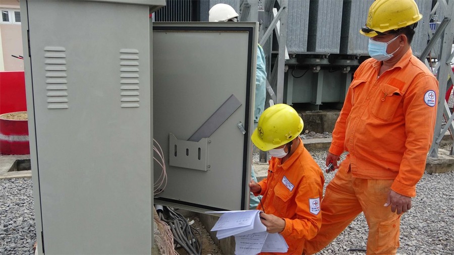 Nhân viên Điện lực Đồng Nai kiểm tra hệ thống điện. Ảnh thanhnien.vn Nhân viên Điện lực Đồng Nai kiểm tra hệ thống điện. Ảnh thanhnien.vn