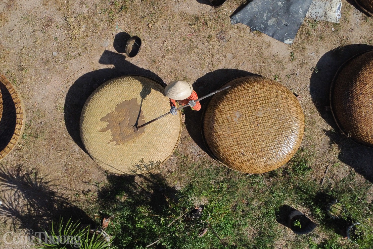 Độc đáo thúng chai “trét phân bò” xuất khẩu 5 châu